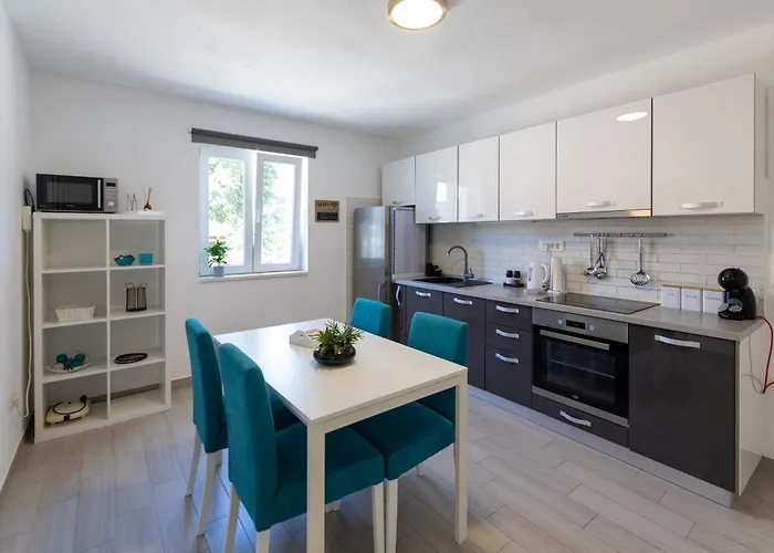 With A Parking Space Hvar - 22023 赫瓦尔